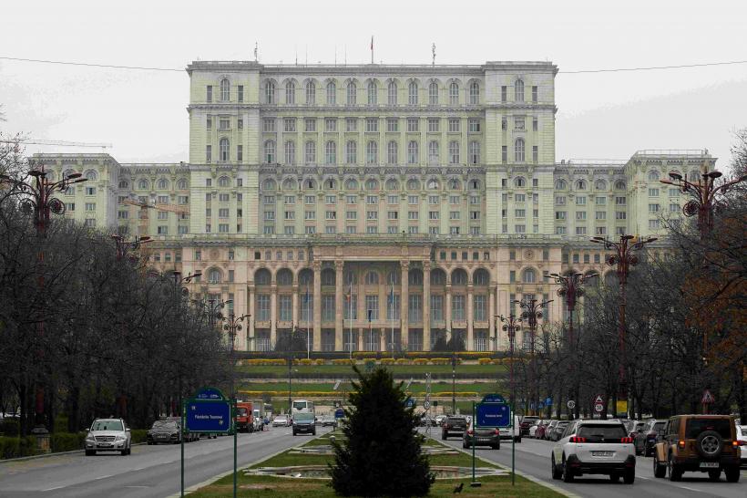 Cine este femeia care a intrat cu cuțite în Parlament și cum motivează gestul