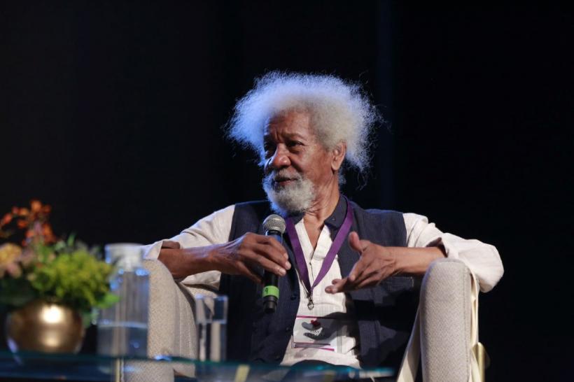 Incident șocant la București: Wole Soyinka, laureat Nobel, răpit și jefuit de un taximetrist după aterizarea pe Aeroportul Otopeni
