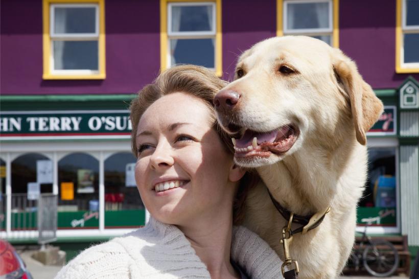 Femeile dorm mai bine cu câinii lor decât cu partenerii