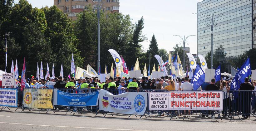 Mii de angajați din administrația publică protestează în Piața Victoriei