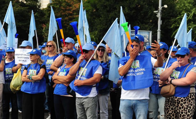 Mii de angajați din administrația publică protestează în Piața Victoriei 18972038