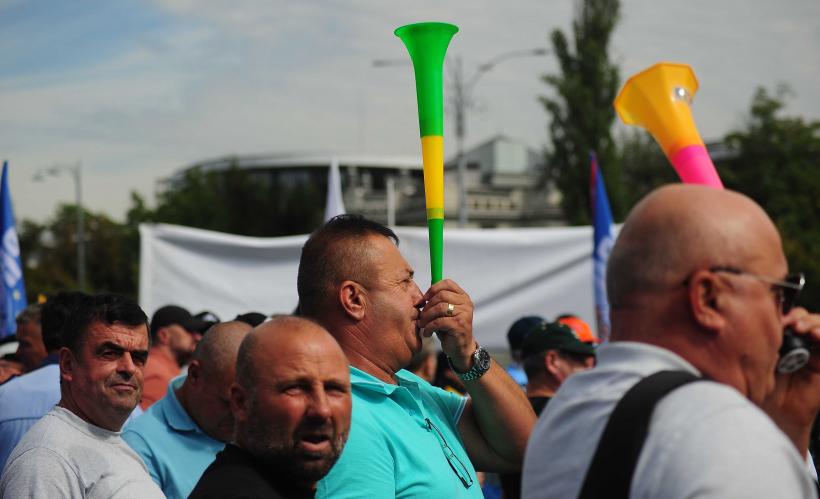 Mii de angajați din administrația publică protestează în Piața Victoriei 18972041