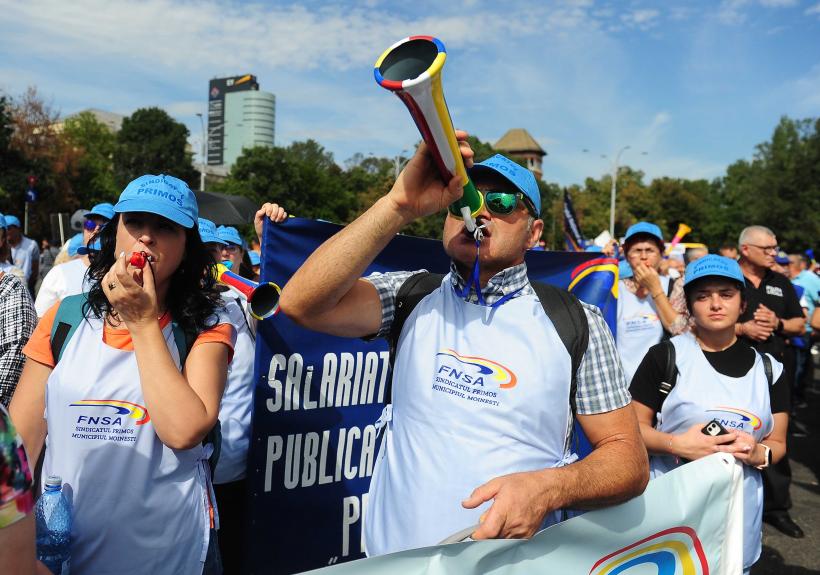 Mii de angajați din administrația publică protestează în Piața Victoriei 18972042