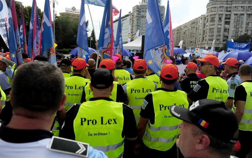 Mii de angajați din administrația publică protestează în Piața Victoriei 18972043