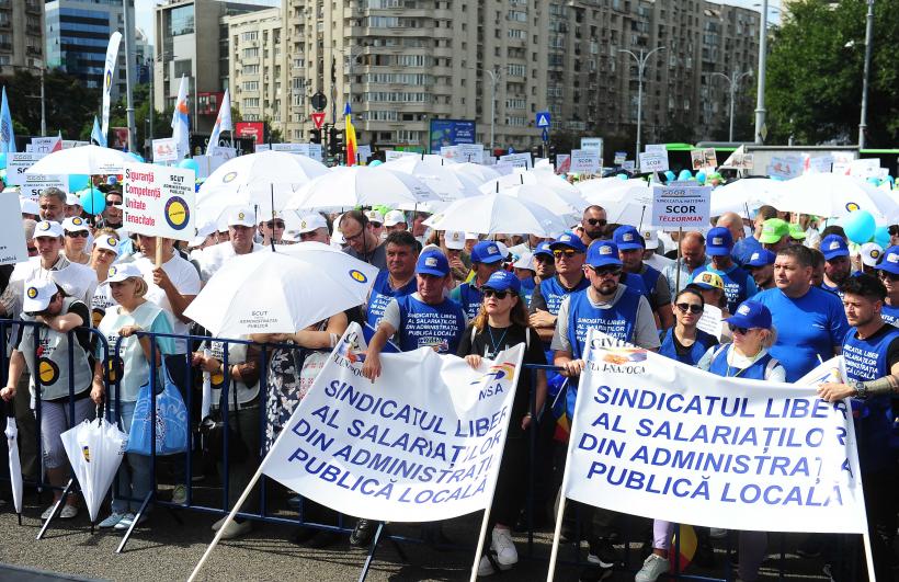 Mii de angajați din administrația publică protestează în Piața Victoriei 18972047