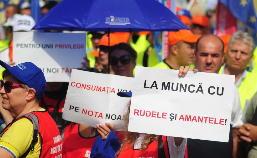 Mii de angajați din administrația publică protestează în Piața Victoriei 18972050