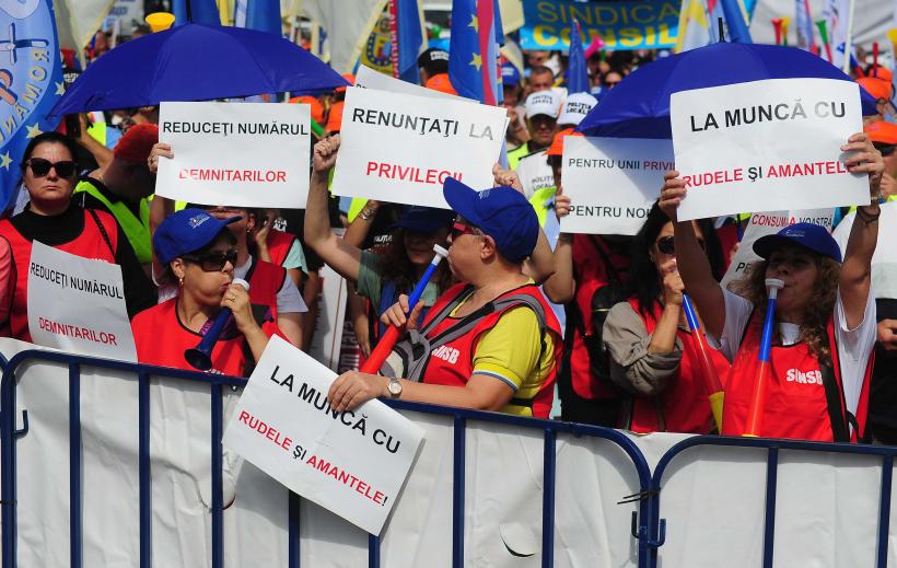 Mii de angajați din administrația publică protestează în Piața Victoriei 18972051