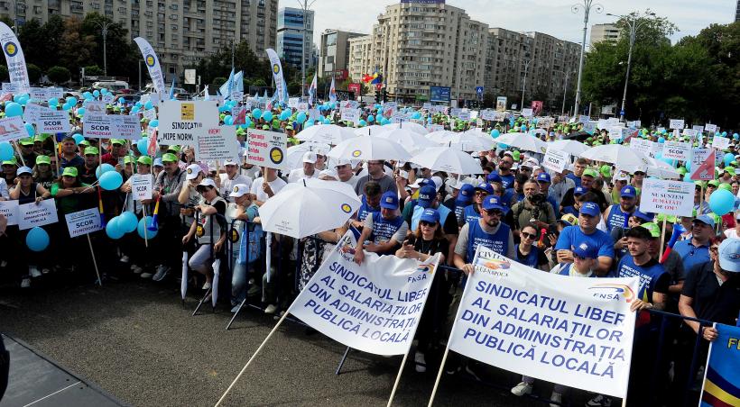 Mii de angajați din administrația publică protestează în Piața Victoriei 18972052
