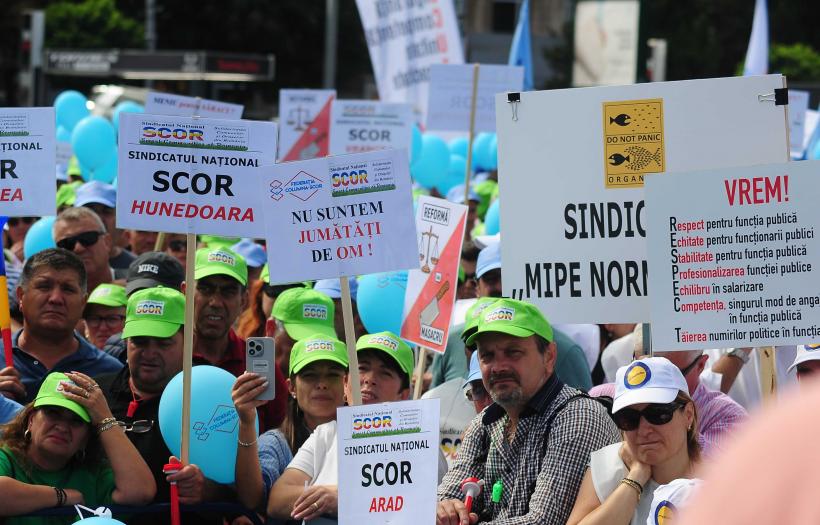 Mii de angajați din administrația publică protestează în Piața Victoriei 18972053