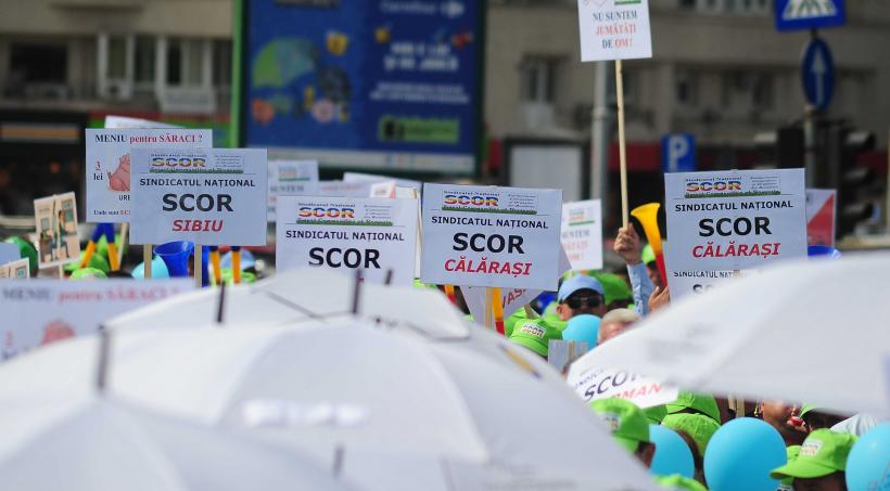 Mii de angajați din administrația publică protestează în Piața Victoriei 18972054