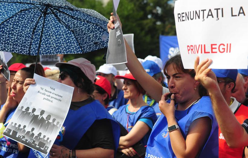 Mii de angajați din administrația publică protestează în Piața Victoriei 18972055