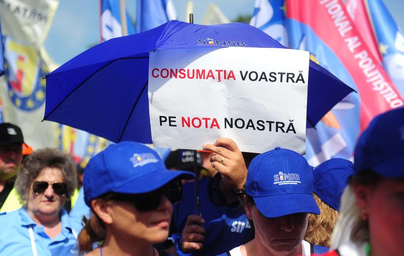 Mii de angajați din administrația publică protestează în Piața Victoriei 18972056