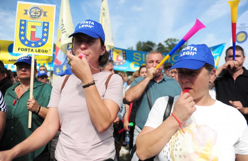 Mii de angajați din administrația publică protestează în Piața Victoriei 18972057