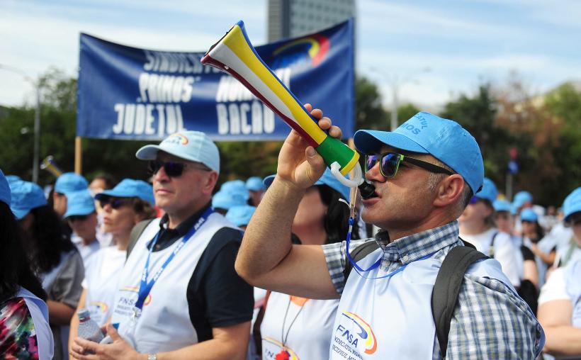 Mii de angajați din administrația publică protestează în Piața Victoriei 18972058