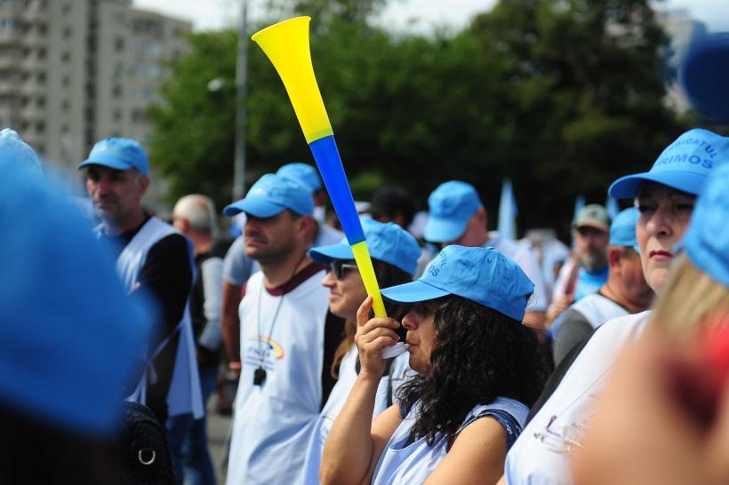 Mii de angajați din administrația publică protestează în Piața Victoriei 18972059