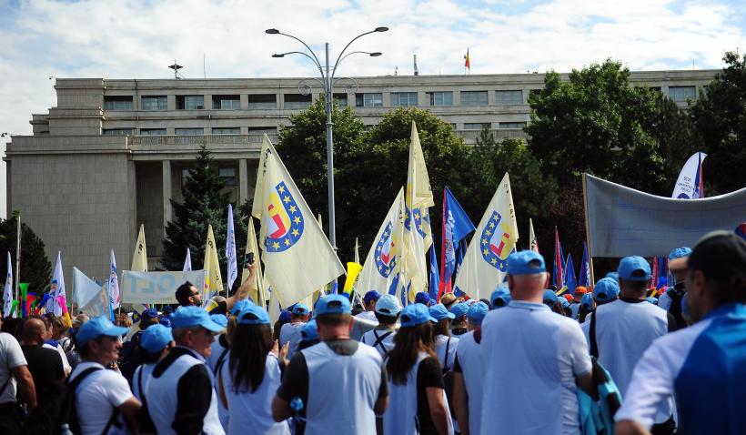 Mii de angajați din administrația publică protestează în Piața Victoriei 18972060