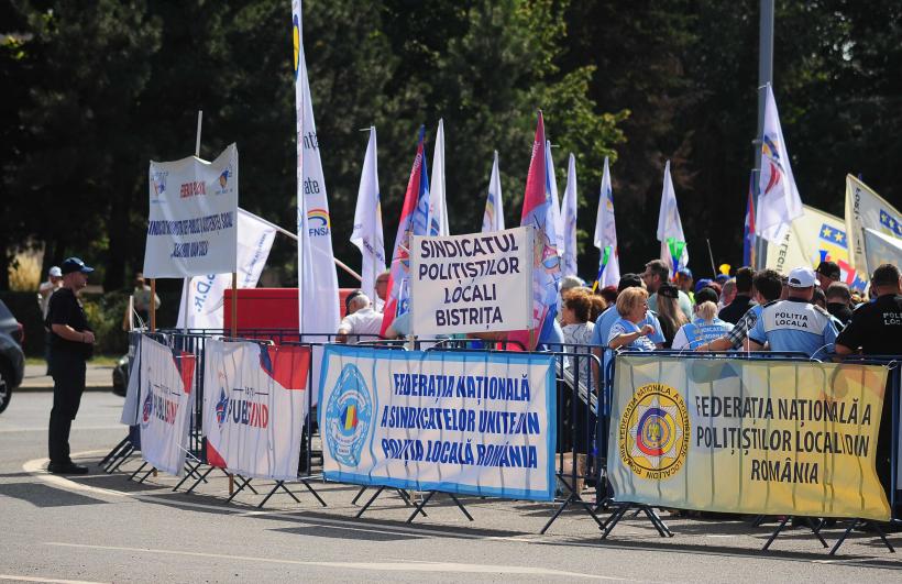 Mii de angajați din administrația publică protestează în Piața Victoriei 18972061