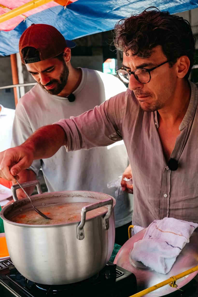 Aseară, situație fără precedent în Asia Express: o echipă a ajuns cu o oră şi jumătate înaintea Irinei la pupitru  Diseară, concurenții vor lupta și pentru imunitatea mică, într-o probă… pe gustul tuturor: ciorba rădăuțeană 18972241