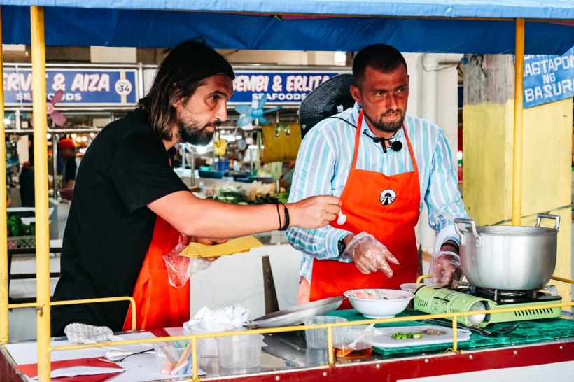 Aseară, situație fără precedent în Asia Express: o echipă a ajuns cu o oră şi jumătate înaintea Irinei la pupitru  Diseară, concurenții vor lupta și pentru imunitatea mică, într-o probă… pe gustul tuturor: ciorba rădăuțeană