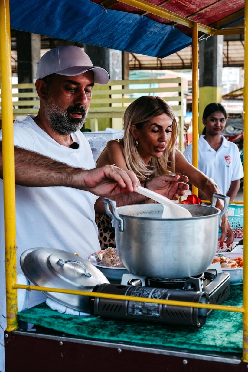 Aseară, situație fără precedent în Asia Express: o echipă a ajuns cu o oră şi jumătate înaintea Irinei la pupitru  Diseară, concurenții vor lupta și pentru imunitatea mică, într-o probă… pe gustul tuturor: ciorba rădăuțeană 18972247