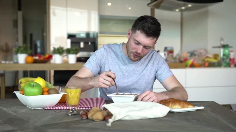 Atenție la consumul de alimente seara. La ce oră să iei cina pentru a-ți menține sănătatea