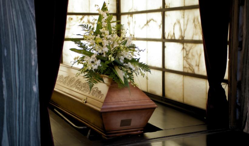 Coroanele funerare, interzise în mai multe orașe. Reguli și sancțiuni