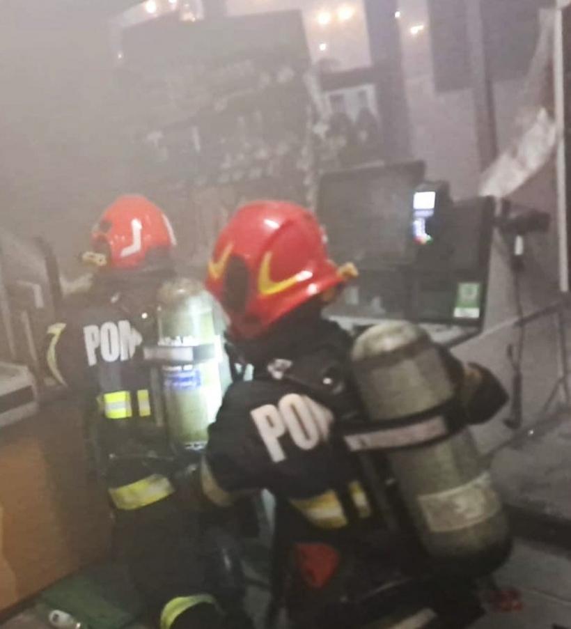 Incendiu într-un supermarket din Oradea. Flăcările au izbucnit în vitrina cu țigări