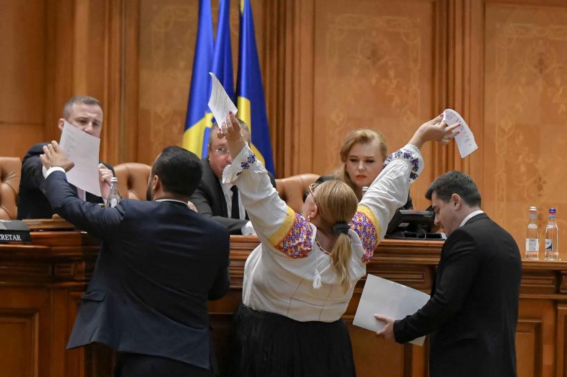 &bdquo;La blouse roumaine&rdquo;, interzis&#259; ca outfit electoral