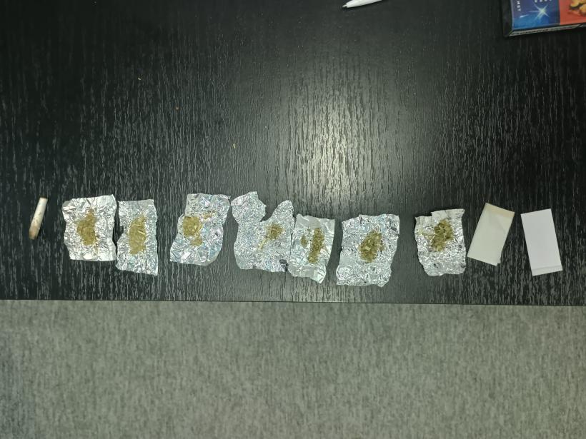 Bărbat prins de jandarmi dormind în mașină, după ce s-a drogat 