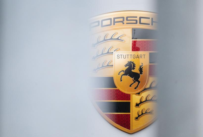 Criză la Porsche: Gigantul auto mizează pe motoare cu combustie și amână electricele