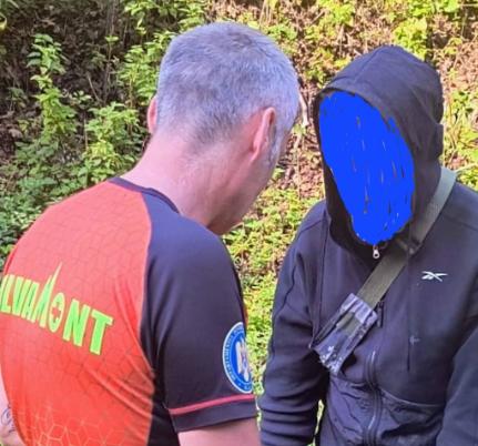 Culegătorii de ciuperci au găsit pe munte un ucrainean în stare gravă 18972893