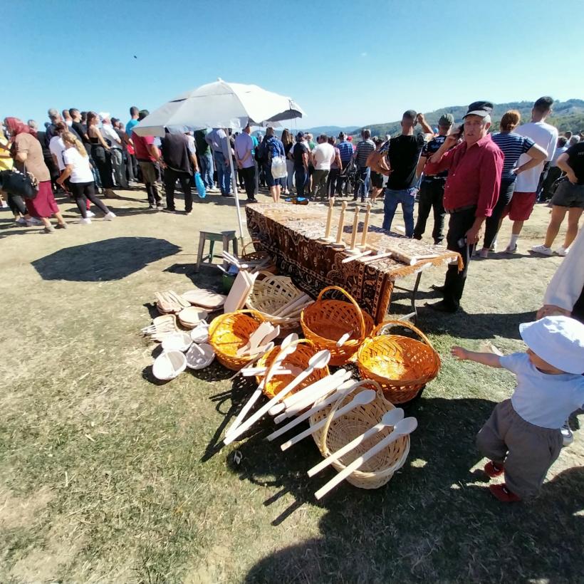 Târgul oierilor din nordul Dâmboviței concurează cu Târgul de Fete de pe Muntele Găina 18972878