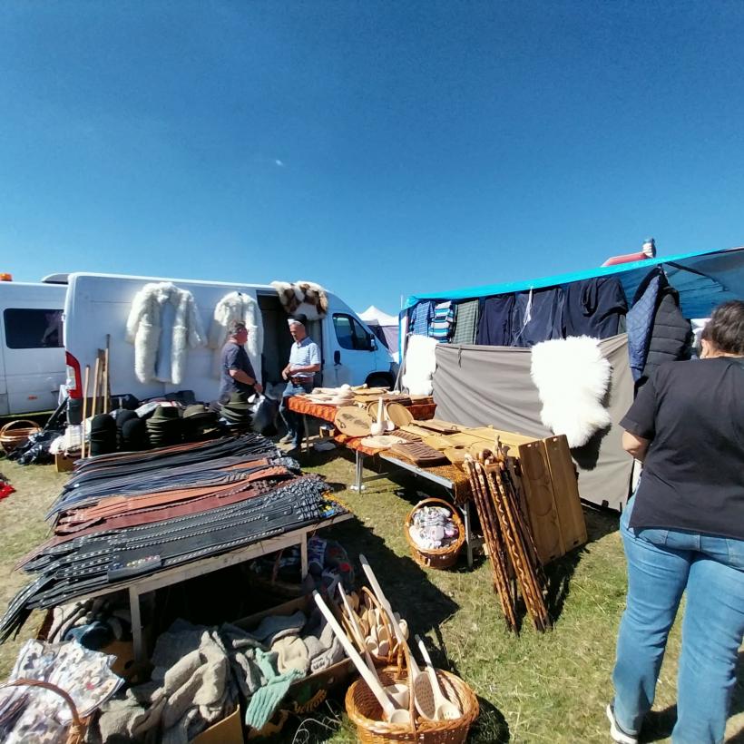 Târgul oierilor din nordul Dâmboviței concurează cu Târgul de Fete de pe Muntele Găina 18972884