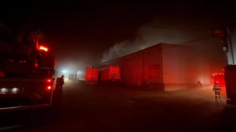 Incendiu cu degajări mari de fum la depozitul Antefrig din Pantelimon! Prefectul Capitalei: Nu există risc de explozie sau de "accident chimic"  18973225