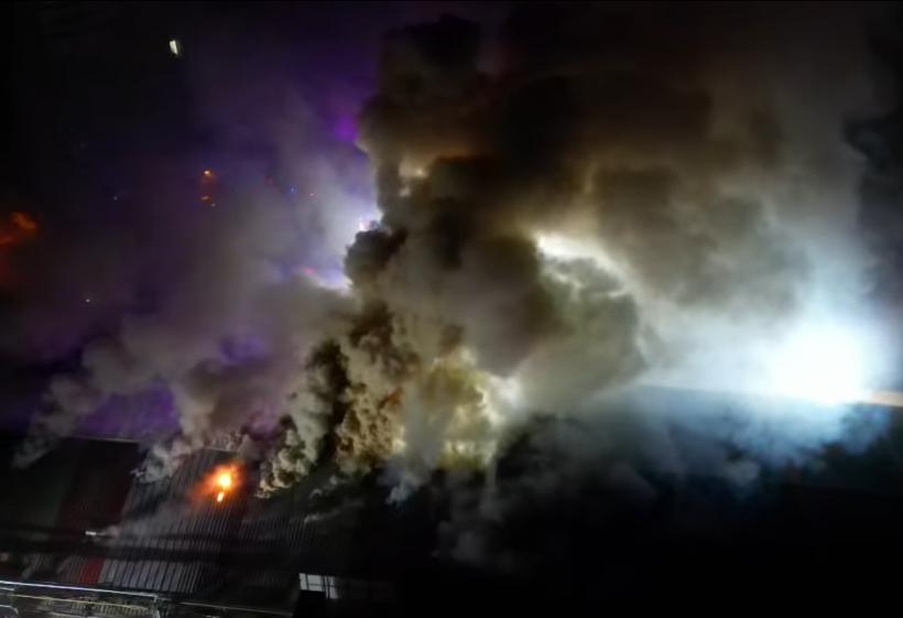 Incendiu cu degajări mari de fum la depozitul Antefrig din Pantelimon! Prefectul Capitalei: Nu există risc de explozie sau de &quot;accident chimic&quot; 