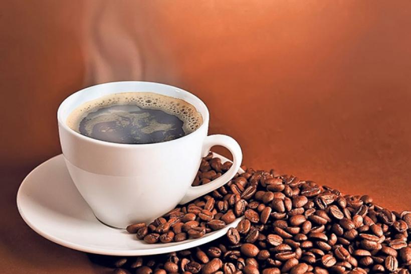 3 soluții rapide care te ajută să scoți petele de cafea de pe căni