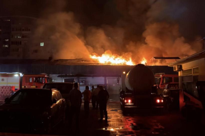 Incendiul din Sectorul 2: Poluare uriașă a mediului. Structura metalică a construcției a fost distrusă. Pompierii se află și acum la fața locului  18973240