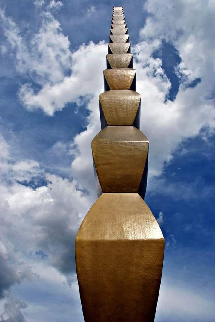 „Cu bască sau fără bască, românul este mereu inoportun, iritant, în afara rândului” 18973164