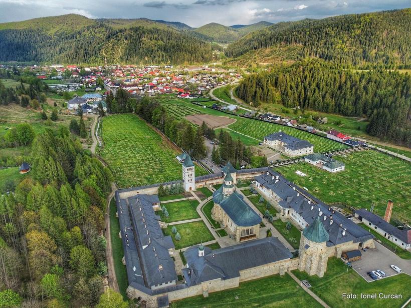 „Cu bască sau fără bască, românul este mereu inoportun, iritant, în afara rândului” 18973168