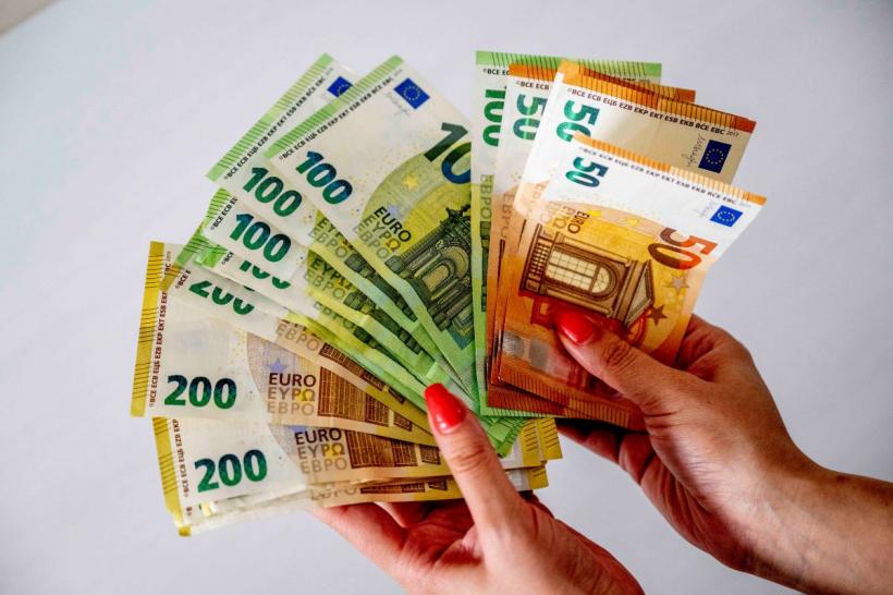 De ce e bine să ai bani lichizi în casă: o familie din România ar trebui să aibă între 1.400 și 2.000 de lei cash pentru crize