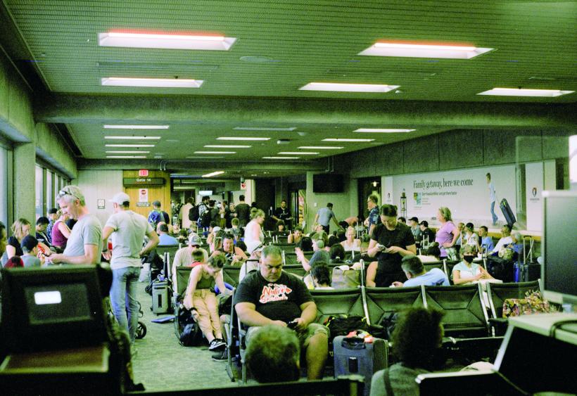 Întârzieri, greve și un zâmbet românesc după 26 de ore de zbor