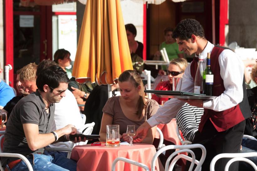 Semnificațiile subtile ale unui gest banal. Ce înseamnă când ajuți un chelner să strângă masa