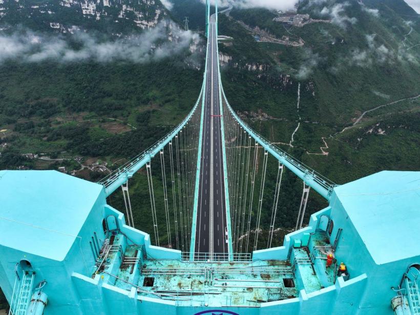 China uimește lumea. A fost inaugurat cel mai înalt pod din lume. Poate fi traversat în 2 minute 18973772