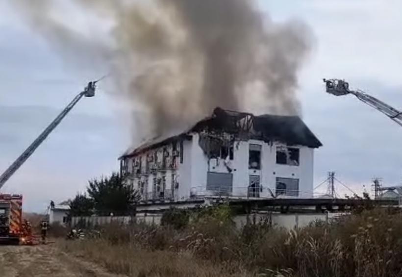 Două tinere, găsite carbonizate în urma incendiului de la hotelul din Prahova