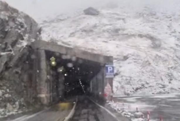 Ninge la munte! Prima zăpadă pe Transfăgărășan: drumarii intervin cu lame și antiderapant 18973875