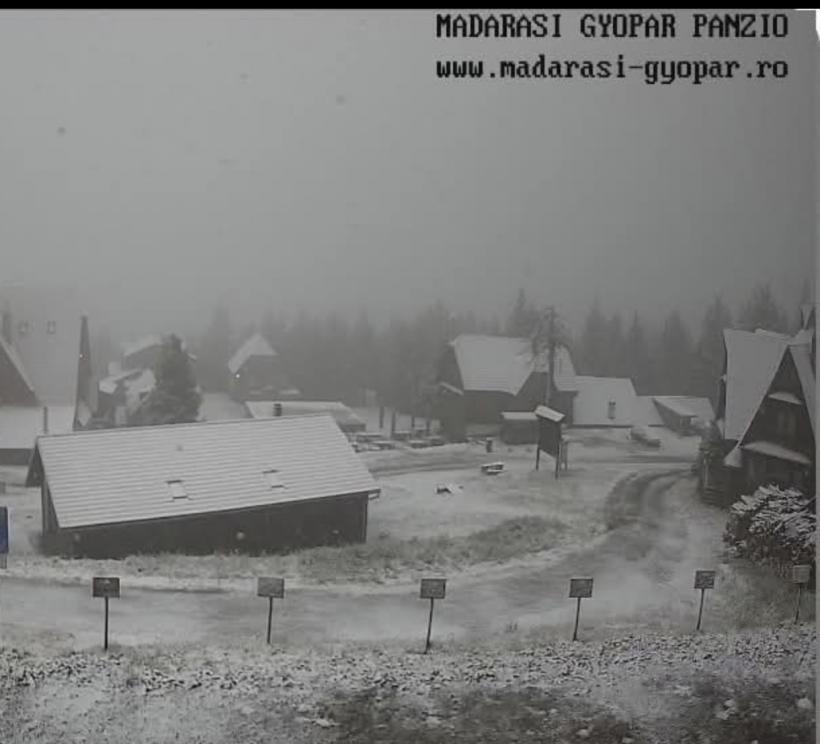 Ninge la munte! Prima zăpadă pe Transfăgărășan: drumarii intervin cu lame și antiderapant 18973876