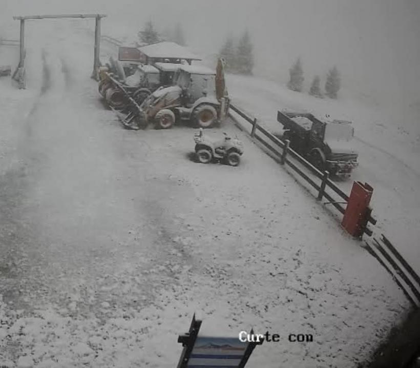 Ninge la munte! Prima zăpadă pe Transfăgărășan: drumarii intervin cu lame și antiderapant 18973877