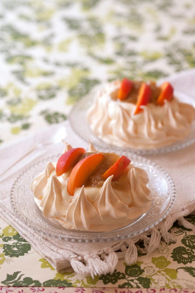 Rețetă rafinată de toamnă: Pavlova cu pere caramelizate și cremă catifelată de ciocolată albă