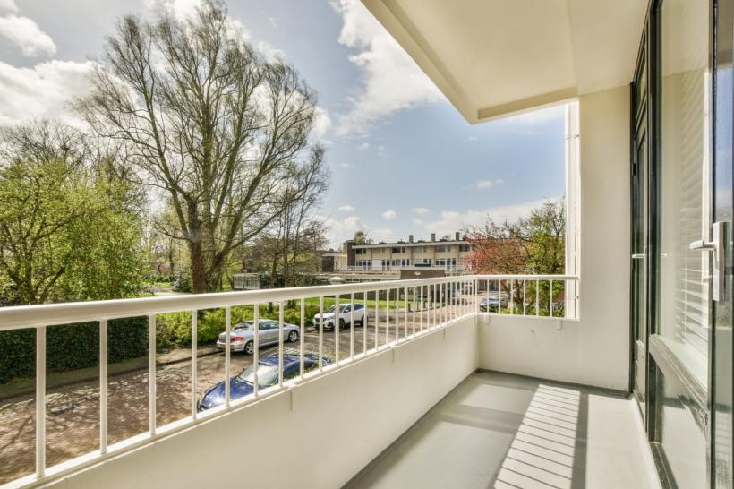 Trucuri pentru balcoane înguste: mobilier pliat și depozitare inteligentă