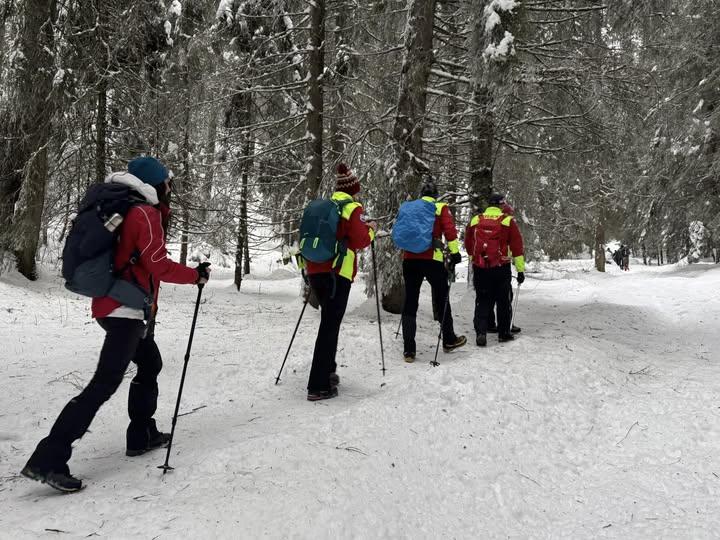 Doi turiști blocați în zăpadă, salvați de echipa Salvamont Brașov în Munții Bucegi